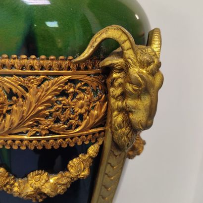 Important vase en faïence bleue et verte,...