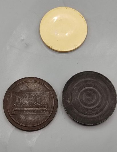 Petite boîte en métal circulaire.

Le couvercle...