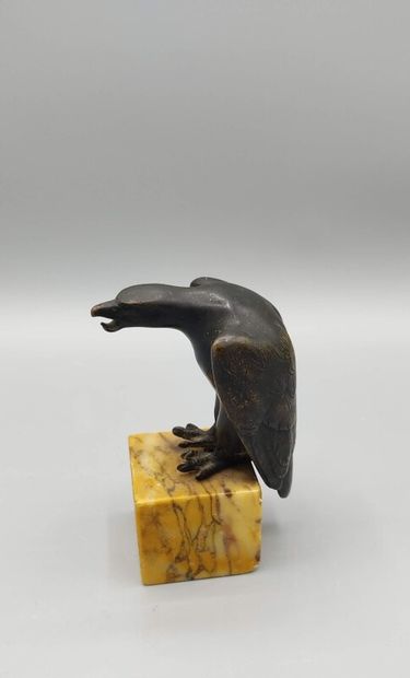 Porte-montre en bronze figurant un aigle.

Base...