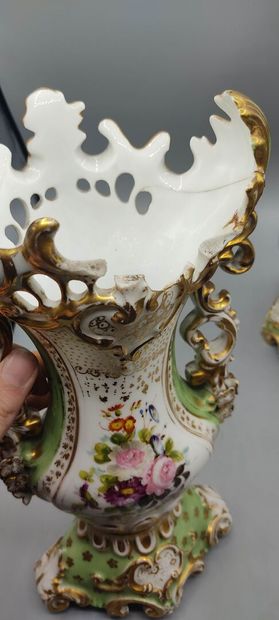 Paire de vases de forme évasée en porcelaine...