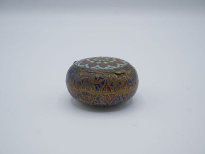 Petit pilulier en métal doré à décor d'émaux...