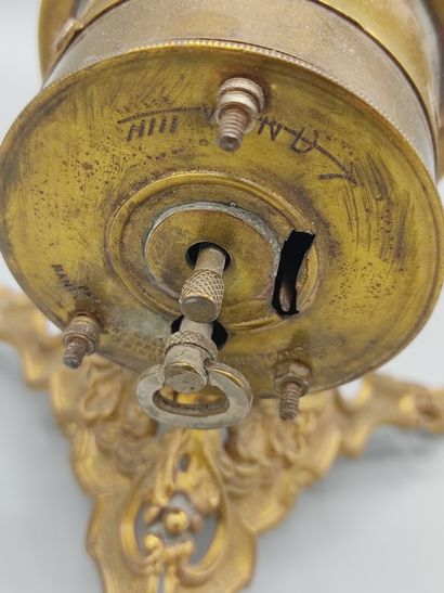 Deux petites pendulettes en laiton et métal...