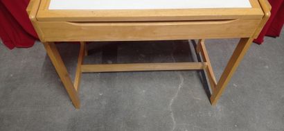 Bureau d écolier en bois naturel.

Travail...