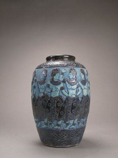 Curieux vase en céramique émaillée bleue...