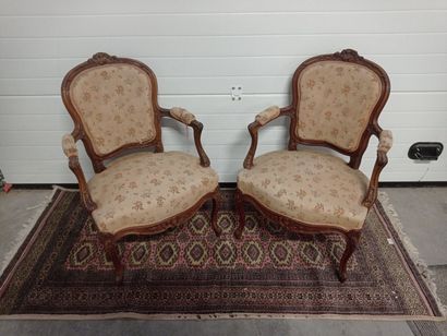 Paire de fauteuils cabriolet en bois naturel.

Dossier...