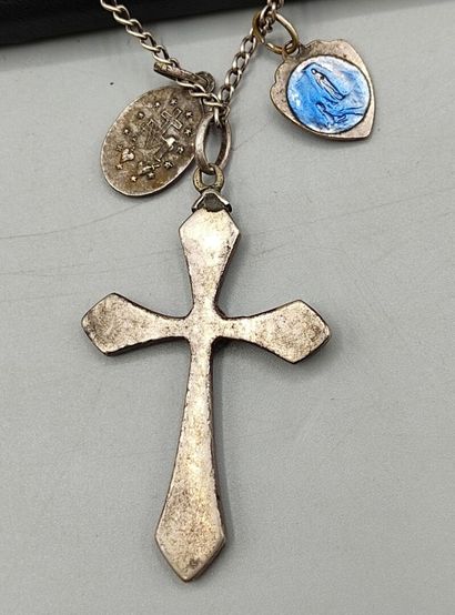 Pendentif formant croix en argent et breloques...