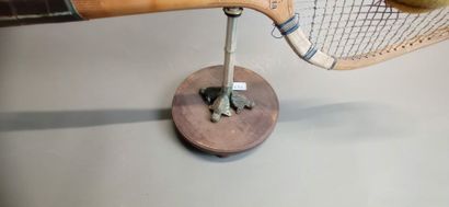 Trophée de tennis constitué d'une raquette...