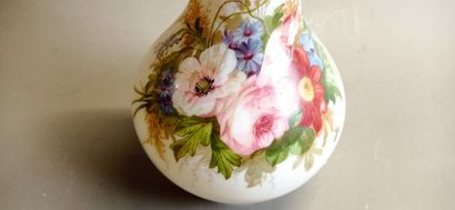 Vase en opaline a décor en plein de motifs...