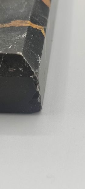 Sujet en bronze représentant une Égyptienne.

Socle...