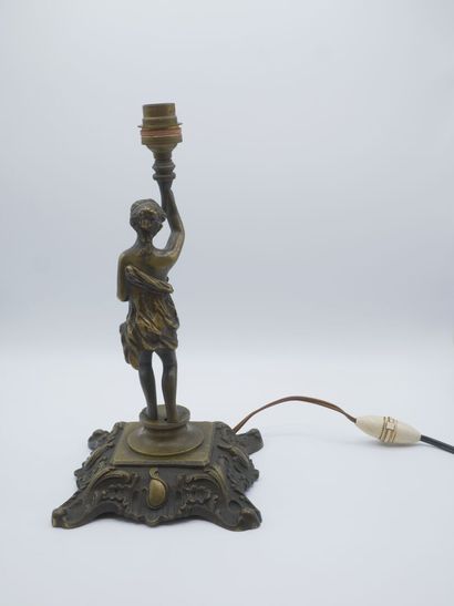 Pied de lampe en bronze figurant une femme...