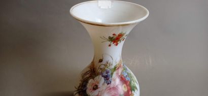 Vase en opaline a décor en plein de motifs...