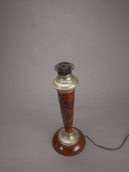 Pied de lampe en bois de loupe.

Monture...