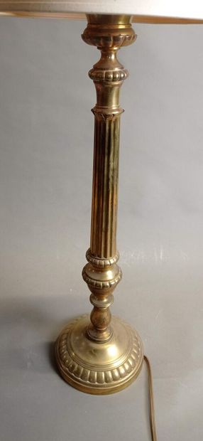 Important chandelier en bronze doré monté...