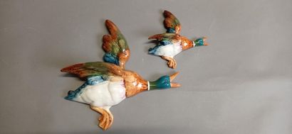 Deux sujets en faience polychrome.

