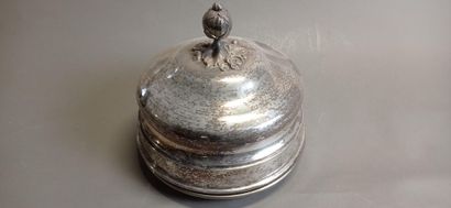 Légumier et sa cloche en métal argenté.

L'intérieur...