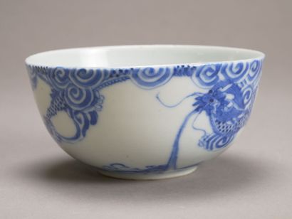 CHINE

Bol en porcelaine à décor de dragons.

Marque...