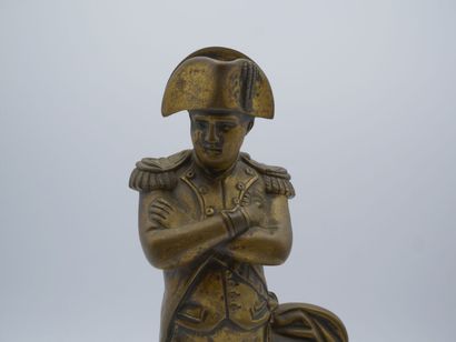 Napoléon les bras croisés.

Base en marbre...