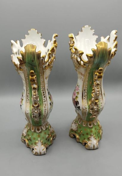 Paire de vases de forme évasée en porcelaine...