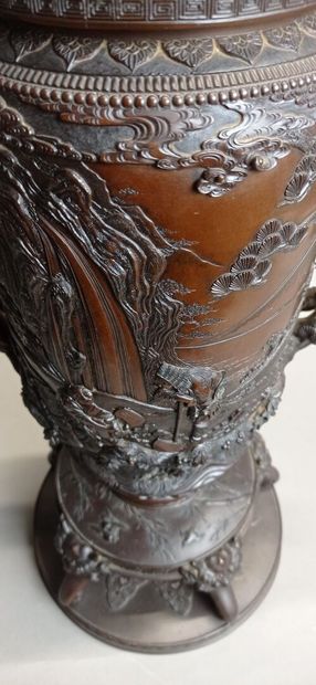 JAPON.

Paire de vases couverts en métal...