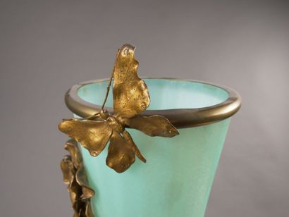 Important vase balustre en verre givré vert.

Monture...