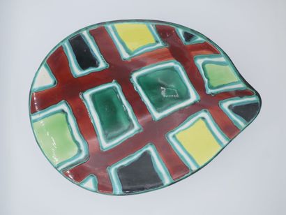 Coupe mouvementée en faience polychrome.

Pose...