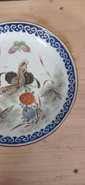 Coupelle en porcelaine polychrome à décor...