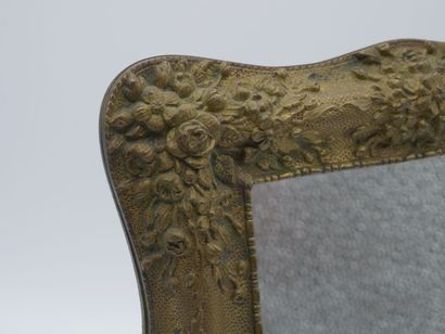 Petit miroir sur pied.

Entourage en bronze...