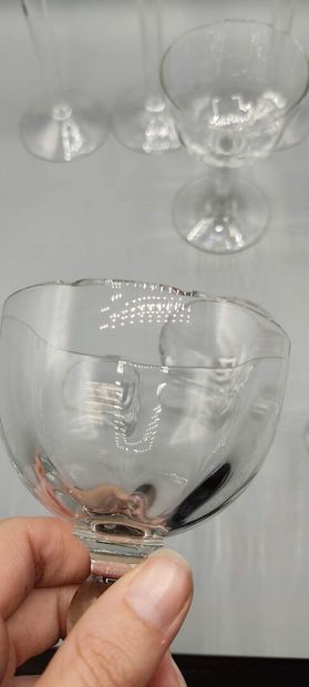 Service de verre à pieds en cristal.

Il...
