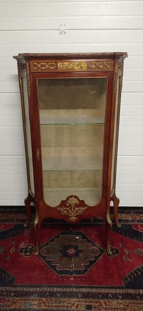 Vitrine à hauteur d'appui en acajou et placage...