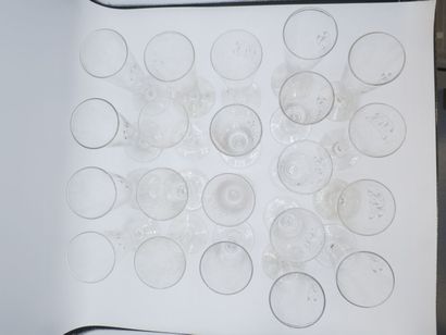 21 flutes en cristal monogrammées 