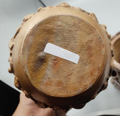 Pot à tabac et pichet couvert en terre vernissée

Le...