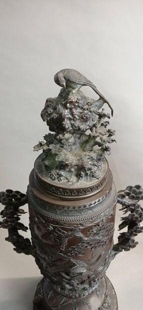 JAPON.

Paire de vases couverts en métal...