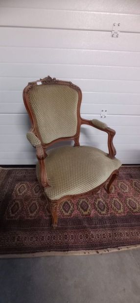 Fauteuil de style Louis XV en bois naturel.

Vers...