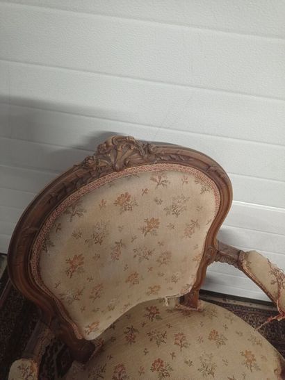 Paire de fauteuils cabriolet en bois naturel.

Dossier...