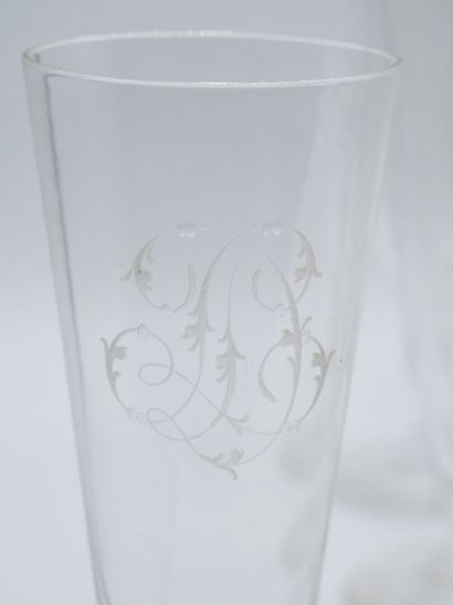 21 flutes en cristal monogrammées 