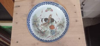Coupelle en porcelaine polychrome à décor...