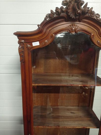 Petite vitrine en bois naturel.

Corniche...