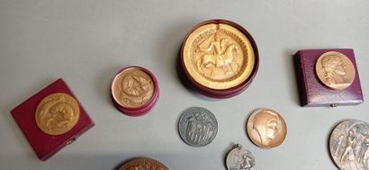 Fort lot de médailles en bronze et/ou en...