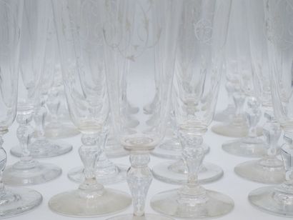 21 flutes en cristal monogrammées 