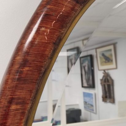 Miroir de forme oblongue patinée façon bois.

Décor...