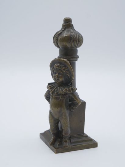 Enfant adossé à une colonne.

Bronze patiné.

Fonte...