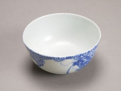 CHINE

Bol en porcelaine à décor de dragons.

Marque...