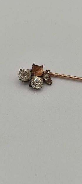 2 épingles à cravate en métal doré. L'une...