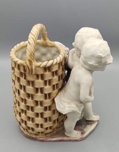 AMPHORA.

Bouquetière en biscuit et porcelaine...