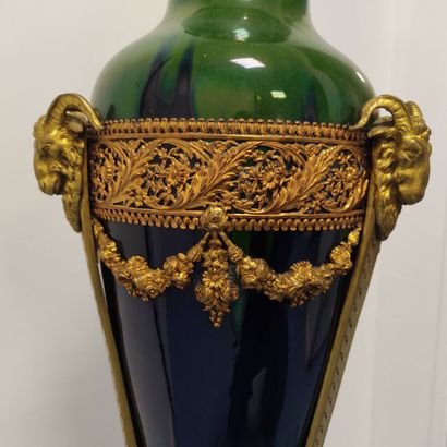 Important vase en faïence bleue et verte,...