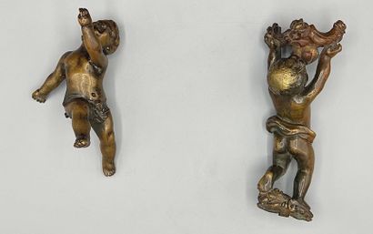 Deux éléments décoratifs figurant des angelots.

L'un...