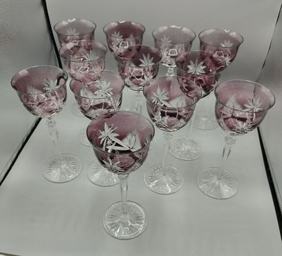 12 verres à pieds en cristal taillé de couleur...
