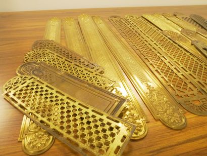 Lot de 25 plaques de propreté en laiton ajouré.

H:...