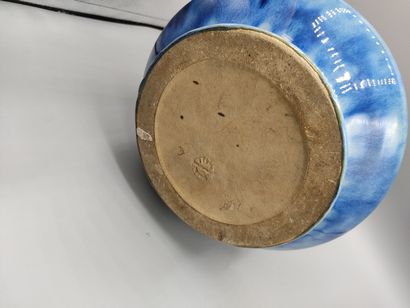 Desvres

Vase piriforme en grès émaillé bleu.

Cachet...