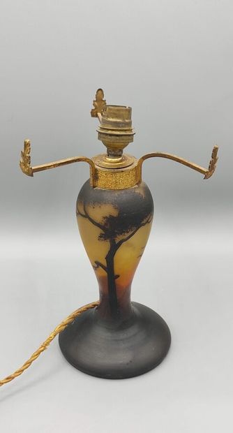 Pied de lampe en verre marmoréen à décor...